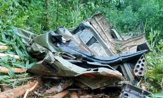 Xe tải lao xuống vực ở Quảng Ngãi, tài xế tử vong trong cabin