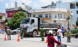 Xe máy va chạm với ô tô tải, nữ dược sĩ tử vong