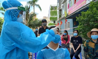 Giáng chức cán bộ tát nữ nhân viên y tế khi lấy mẫu xét nghiệm