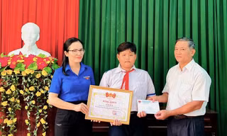 Chủ tịch Quảng Ngãi tặng bằng khen cho cậu bé lớp 6 cứu sống hai người đuối nước