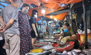 Người dân Đà Nẵng mua hải sản trước giờ cảng lớn nhất miền Trung 'đóng cửa'