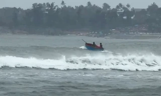 Ngư dân phớt lờ lệnh cấm, liều mình ra khơi trong mưa bão