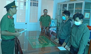 Hai anh em ruột Nguyễn Thanh Lâm và Nguyễn Thái Dương tại cơ quan công an. Ảnh: CACC