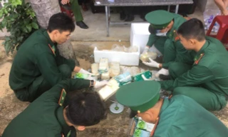 Quảng Ngãi phát hiện bao tải chứa nhiều gói nghi ma túy trôi dạt vào bờ biển