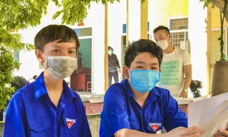 Em Nguyễn Anh Kiệt 14 tuổi và Huỳnh Ngọc Ánh Quốc 12 tuổi (từ trái sang) cùng tình nguyện tham gia chống dịch trong khu cách ly