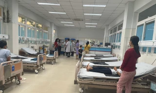 Hàng chục học sinh ở Quảng Ngãi nhập viện sau khi ăn đồ ăn ‘lạ’