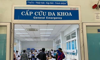 Xác định danh tính người phụ nữ phát đồ ăn 'lạ' khiến hàng loạt học sinh nhập viện