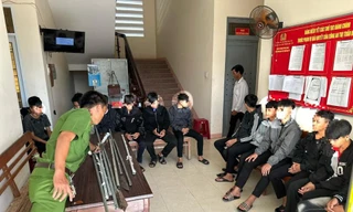 Một cảnh sát bị thương khi chặn bắt nhóm thanh niên mang hung khí