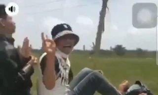 Lái xe bằng chân để câu like, nam thanh niên bị phạt gần 10 triệu đồng