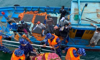 Tàu CSB 2014 đang khẩn trương đưa ngư dân gặp nạn vào đất liền cấp cứu. Ảnh: CSB