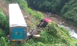 Xe đầu kéo rơi xuống vực sâu gần 30m trên cao tốc