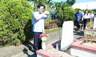 Chủ tịch Quốc hội dâng hương tưởng niệm các Anh hùng liệt sĩ ở Quảng Ngãi