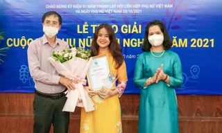 Đại diện dự án Smartos nhận giải thưởng triển vọng của cuộc thi Phụ nữ khởi nghiệp năm 2021. 