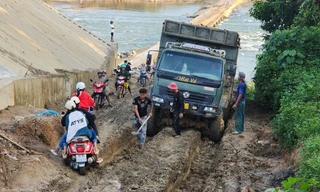 Cầu 100 tỷ xây xong vẫn chờ, người dân phải 'liều mình' đi qua đường tạm sình lầy