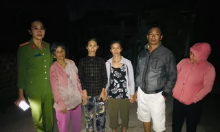 Cụ Ánh đi lạc hơn 700 km được Công an tỉnh Quảng Ngãi tiếp nhận, bàn giao cho gia đình. Ảnh: CACC