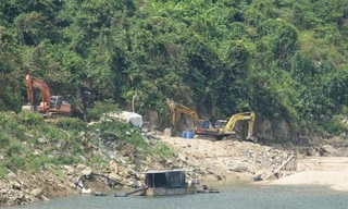 Chủ dự án Nhà máy Thủy điện Sơn Tây đưa phương tiện, máy móc vào thực hiện thi công nạo vét lòng hồ.