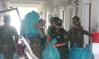 Bộ đội tất bật giúp thu dọn ký túc xá sinh viên để lập bệnh viện dã chiến thứ 2 ở Đà Nẵng