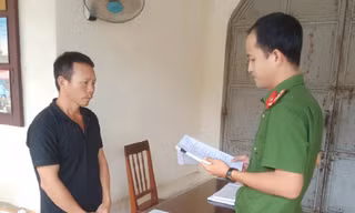 Cơ quan CSĐT Công an huyện Tư Nghĩa (tỉnh Quảng Ngãi) tống đạt Quyết định khởi tố vụ án hình sự, khởi tố bị can đối với Trương Đình Nhạt về tội cố ý gây thương tích. Ảnh: CACC