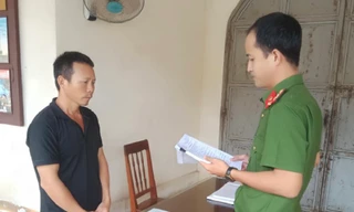 Cơ quan CSĐT Công an huyện Tư Nghĩa (tỉnh Quảng Ngãi) tống đạt Quyết định khởi tố vụ án hình sự, khởi tố bị can đối với Trương Đình Nhạt về tội cố ý gây thương tích. Ảnh: CACC