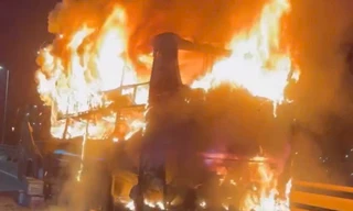 Xe khách bốc cháy dữ dội, 24 người may mắn thoát nạn