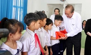 Phó Thủ tướng Thường trực Chính phủ Trương Hòa Bình thăm, tặng quà Trung tâm Nuôi dạy trẻ khuyết tật Võ Hồng Sơn. Ảnh: Nguyễn Ngọc 