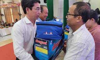 Trao cẩm nang giúp ngư dân chung tay với chính quyền tháo gỡ 'thẻ vàng' thủy sản