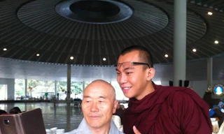 Thêm ảnh xì-tin của nhà sư hoàn tục 'khóa môi' Mr.Đàm