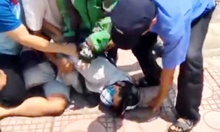 Nam thanh niên bị bắt giữ. Ảnh cắt từ clip