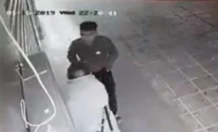 Một trong số những thanh niên trêu ghẹo, hành hung cô gái. Ảnh cắt từ video.