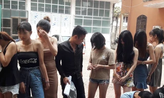 Nhóm nam thanh nữ tú phê ma túy trong quán karaoke. Ảnh: Công an TP Hưng Yên.