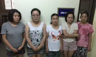 Nhóm đối tượng trong đường dây làm giấy tờ giả bị bắt giữ. Ảnh: Cơ quan công an cung cấp.