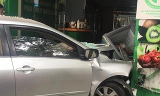 Hiện trường vụ xe Toyota đâm nát cửa hàng hoa quả đường Lò Đúc
