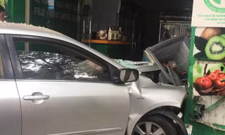 Hiện trường vụ xe Toyota đâm nát cửa hàng hoa quả đường Lò Đúc