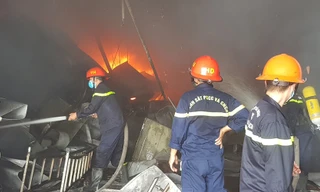 Lực lượng PCCC & CNCH tích cực khống chế đám cháy.