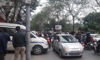 Xe cứu thương có mặt tại thẩm mỹ viện.