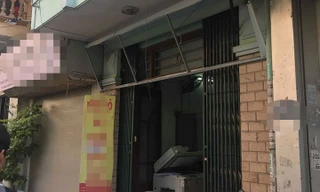 Trung tâm tin học tháo dỡ biển hiệu.