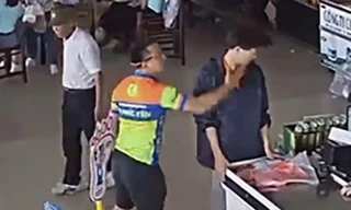 Hình ảnh Nguyễn Xô Việt tát nhân viên trạm dừng nghỉ. Ảnh: Cắt từ video