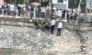 Cảnh sát rất vất vả mới đưa được cô gái lên bờ về trụ sở công an phường.