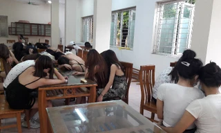 Các đối tượng tại cơ quan công an. Ảnh: Công an Hưng Yên.