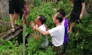 Hình ảnh người đàn ông bị dân bắt giữ.