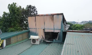 Ngôi nhà được quây kín bằng tôn và rào sắt.