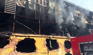 Cảnh hoang tàn sau vụ cháy Công ty bóng đèn phích nước Rạng Đông