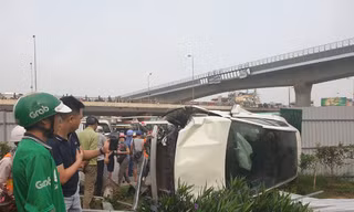 Chiếc xe ô tô bị lật nghiêng. Ảnh: KSĐP