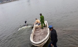 Người đàn ông ngâm mình dưới hồ Linh Đàm được đưa lên bờ. Ảnh: FB