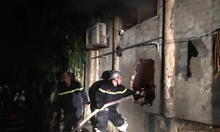 Lực lượng chức năng chữa cháy.