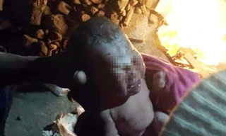 Hình ảnh bé trai được người dân sưởi ấm, đưa đến trạm y tế chia sẻ trên mạng xã hội.