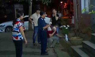 Người thân cháu bé có mặt tại hiện trường vụ việc. Ảnh cắt từ clip VTC14