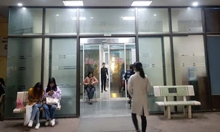 Nữ sinh được đưa vào viện cấp cứu.