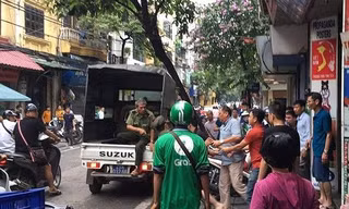 Nam thanh niên bị khống chế bàn giao cho cơ quan công an.