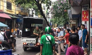 Nam thanh niên bị khống chế bàn giao cho cơ quan công an.